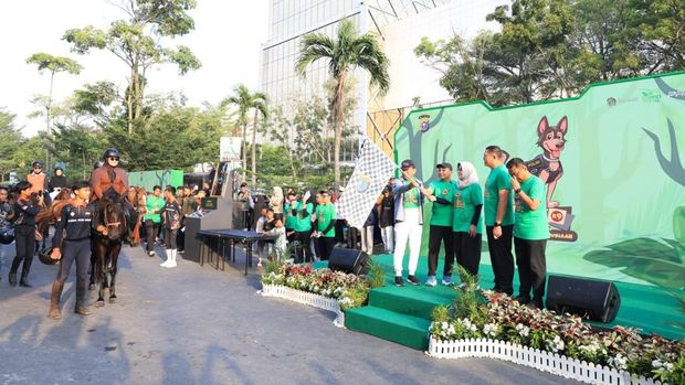 Polda Riau menggelar pet parade mengenang Reno si anjing K9 pahlawan kemanusiaan, Minggu (1/2/2026). Kegiatan ini dihadiri komunitas pecinta hewan.