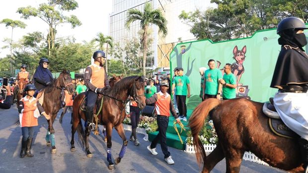 Polda Riau menggelar pet parade mengenang Reno si anjing K9 pahlawan kemanusiaan, Minggu (1/2/2026). Kegiatan ini dihadiri komunitas pecinta hewan.