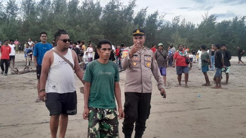 Polisi mendatangi lokasi siswa SMPN Fatukoan tenggelam saat mandi di Pantai Abudenok, Malaka, NTT, Minggu (1/2/2026). (Foto: Dok. Polres Malaka)