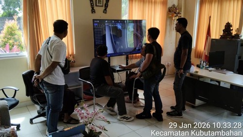 Polisi mengecek CCTV lokasi kejadian dugaan pelecehan seksual SMK di Buleleng. Dok. Polres Buleleng