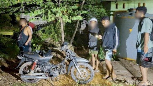 Polisi saat mendatangi lokasi pembakaran motor oleh mahasiswa IAKN Kupang di Kelurahan Naimata, Kecamatan Maulafa, Kota Kupang, NTT, Sabtu (31/1/2026) malam.