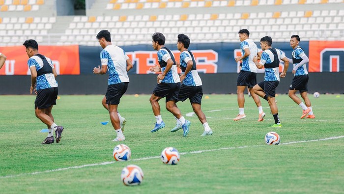 Official training PSIM Jogja di Stadion Segiri, Samarinda, Sabtu (31/12026).