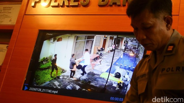 Rekaman CCTV dua tersangka menggotong Herlan Matrusdi yang kritis ke dalam mobil. Foto diunggah Minggu (1/2/2026).