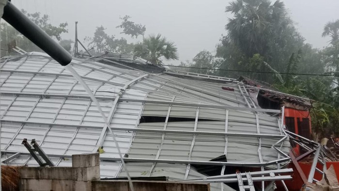 Angin Puting Beliung Ngamuk di Sumenep, Puluhan Rumah Rusak