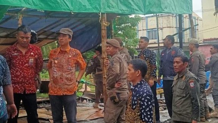 25 Lapak PKL Liar di Trotoar-Badan Jalan Tamalanrea Makassar Dibongkar