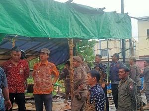 25 Lapak PKL Liar di Trotoar-Badan Jalan Tamalanrea Makassar Dibongkar