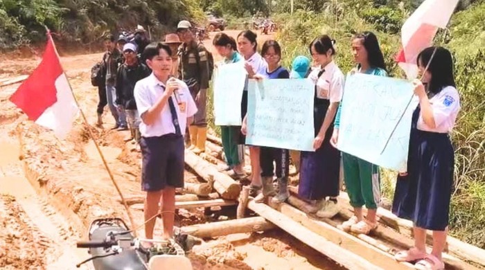 Video aksi siswa SMP di perbatasan Indonesia-Malaysia viral di media sosial. Ia berorasi di tengah jalan berlumpur tanpa mengenakan alas kaki Sabtu (31/1/2025).