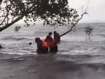 Video: Speedboat Bawa Penumpang Tenggelam Dihantam Gelombang di Muna