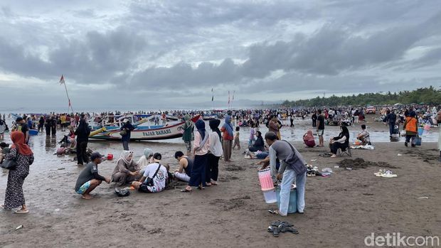Suasana di Pantai Pangandaran.