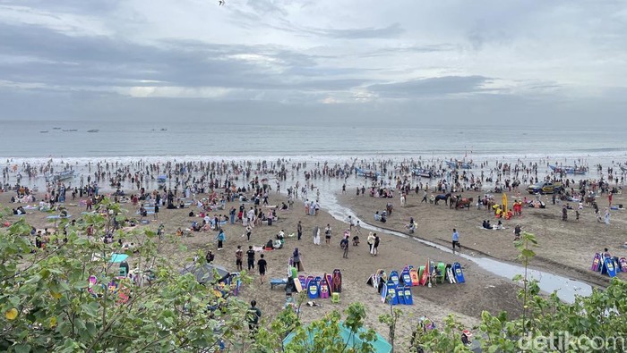 Suasana di Pantai Pangandaran.