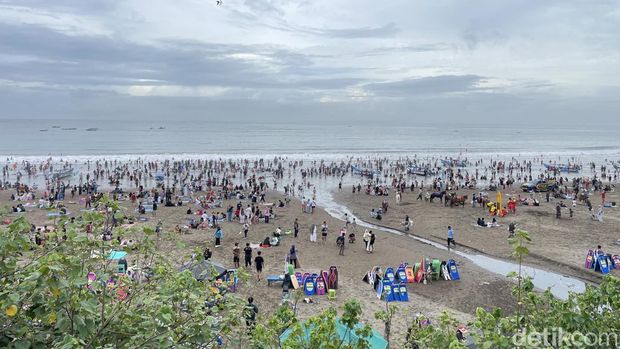 Suasana di Pantai Pangandaran. Suasana di Pantai Pangandaran.
