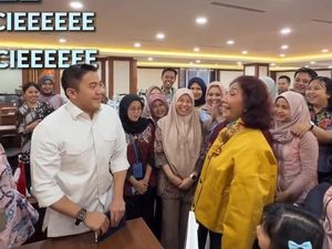 Momen Penuh Canda Susi Pudjiastuti Temui Seskab Teddy, Dibawain Cokelat