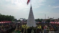Tumpeng tempe ini dibuat dari kurang lebih 3 kwintal kedelai. Tumpeng ini lebih dulu didoakan sebelum diperebutkan ribuan warga di Lapangan Desa Sedengan Mijen. (Foto: Suparno Nodhor/detikjatim)