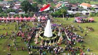 Tumpeng tempe setinggi 13–14 meter menjadi ikon tradisi ruwat desa dan simbol syukur warga Sedengan Mijen. Foto: Suparno Nodhor/ detikjatim