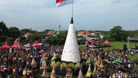 Ribuan warga memadati Lapangan Desa Sedengan Mijen saat perebutan tumpeng tempe raksasa jelang Ramadan. Foto: Suparno Nodhor/ detikjatim