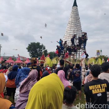 Tumpeng Tempe Raksasa 14 Meter Warnai Ruwat Desa Sedengan Mijen Jelang Ramadan Tumpeng Tempe Raksasa 14 Meter Warnai Ruwat Desa Sedengan Mijen Jelang Ramadan