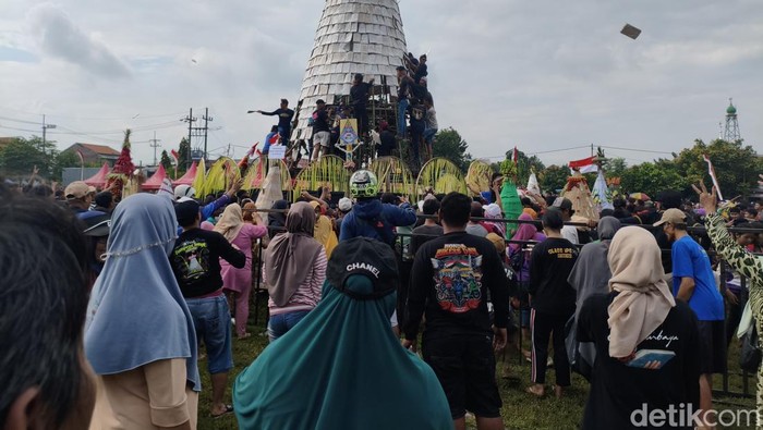 Tumpeng Tempe Raksasa Warnai Ruwat Desa Jelang Ramadan di Sidoarjo