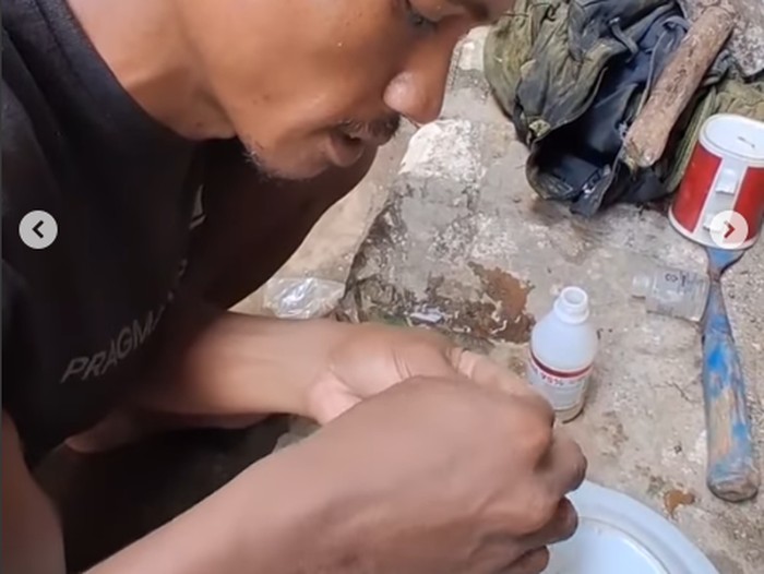 Video viral warga Pamekasan berburu potongan emas di parit depan rumah orang.