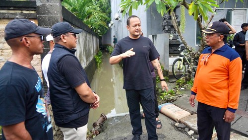 Wabup Badung Bagus Alit Sucipta alias Gus Bota saat mengecek kawasan Tibubeneng seusai banjir pada Desember 2025. (Foto: Pemkab Badung)