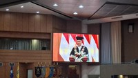 Dalam momen ini, Rektor UT Prof Dr Ali Muktiyanto, SE, M Si menyampaikan pesan kepada para wisudawan. Ia juga mengapresiasi para wisudawan yang telah menyelesaikan pendidikan, mengingat kuliah di UT menurutnya tidaklah mudah. Foto: Cicin Yulianti/detikcom