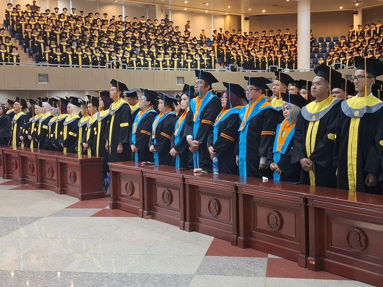 Potret Khidmatnya Wisuda Perdana UT di Tahun 2026