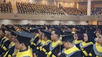 Universitas Terbuka (UT) menggelar wisuda daerah di Universitas Terbuka Convention Center (UTCC), Tangerang Selatan, Banten pada Minggu (1/2/2026). Ada 4.667 lulusan yang diwisuda hari ini. Foto: Cicin Yulianti/detikcom