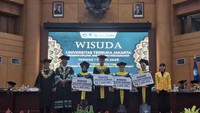 Dari ribuan lulusan ada sebanyak empat orang yang dinobatkan sebagai wisudawan terbaik. Mereka adalah Munifah Istniatika, Reni Anggraeni, Muamar Farhat, dan Asri Syakilla Putri. Foto: Cicin Yulianti/detikcom