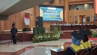 Prosesi wisuda ini diikuti oleh lulusan vokasi, sarjana, magister, hingga doktor. Berdasarkan pantauan detikEdu, proses wisuda berlangsung dengan khidmat. Foto: Cicin Yulianti/detikcom