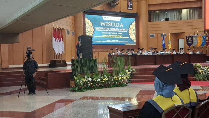 Wisuda perdana UT 2026