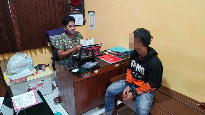 Yoga tersangka kasus penggelapan sepeda motor milik teman di Pekalongan.