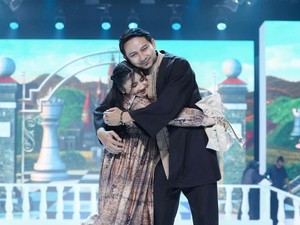 Gemas! Alasan Kocak Aden Bajaj Gandeng Erat Tangan Anak di Catwalk