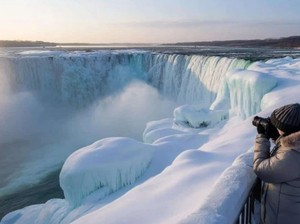 Pesona Air Terjun Niagara yang Tampak Membeku