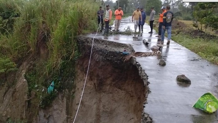 Akses Jalan di OKU Selatan Nyaris Putus Akibat Longsor