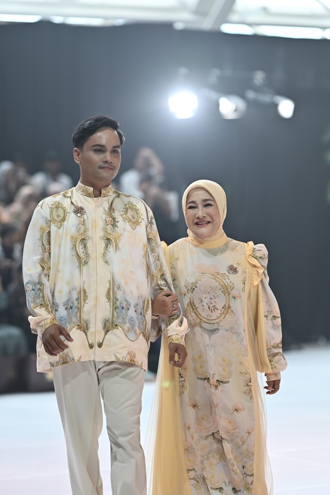 Ibu Ratih tampil bersahaja mengenakan gaun panjang berwarna cream dipadu dengan cape kuning pastel dengan motif floral yang memberikan kesan lembut dan feminin. Penampilan keduanya sontak curi atensi publik. Foto: Dok. Garis Poetih.