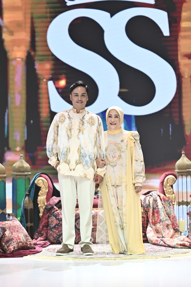 Sosok Ressa Rizky Rosano kini menjadi perbincangan usai Denada akhirnya buka suara terkait isu penelantaran anak sampai masuk ke ranah hukum di Pengadilan Negeri Banyuwangi yang menyeretnya. Melalui unggahan video di akun Instagram pribadinya, Denada secara terbuka mengakui pemuda bernama Ressa Rizky Rosano adalah anak kandungnya. Foto: Dok. Garis Poetih.