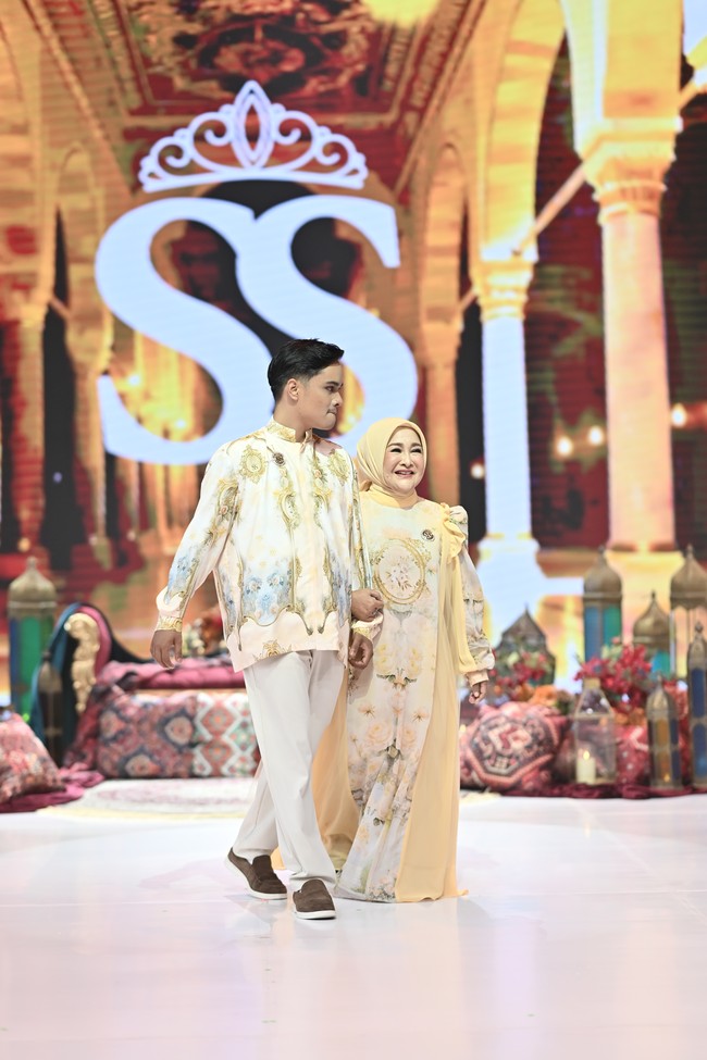 Sebelum Denada membuat pengakuan dia dalah ibu kandung Ressa, pemuda tersebut tampil catwalk bersama ibu asuhnya yang bernama Ratih membawakan koleksi Lebaran brand Shella Saukia di gelaran Garis Poetih. Keduanya serasi mengenakan busana warna cream dan tampil penuh percaya diri. Foto: Dok. Garis Poetih.