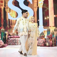 Sebelum Denada membuat pengakuan dia dalah ibu kandung Ressa, pemuda tersebut tampil catwalk bersama ibu asuhnya yang bernama Ratih membawakan koleksi Lebaran brand Shella Saukia di gelaran Garis Poetih. Keduanya serasi mengenakan busana warna cream dan tampil penuh percaya diri. Foto: Dok. Garis Poetih.