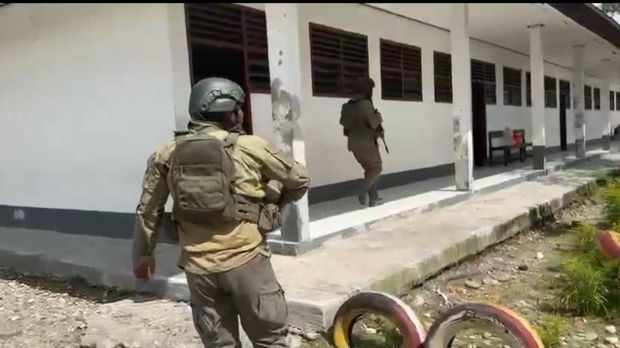 Aparat kepolisian turun ke SMP YPK Yapeksmi Yahukimo pascapenembakan. Aparat kepolisian turun ke SMP YPK Yapeksmi Yahukimo pascapenembakan.