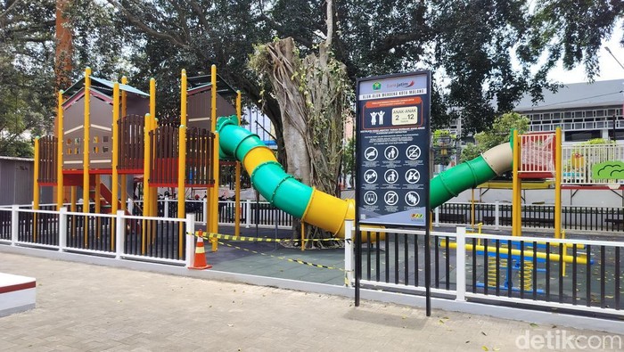 Area bermain anak-anak di Alun-Alun Merdeka Kota Malang