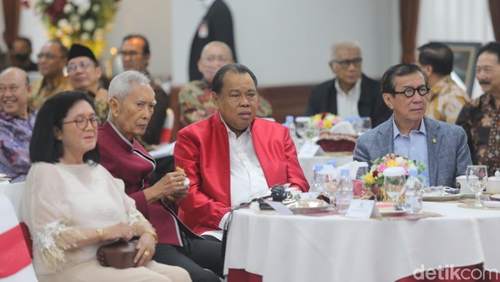 Arief Hidayat akan pensiun dari hakim konstitusi besok (3/2) di usia ke-70 tahun. Arief meluncurkan buku tentang pemikirannya soal hukum tata negara.