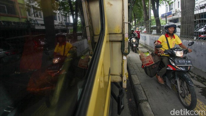 Sejumlah pengendara melintas di Jalan Mitra Bahari, Jakarta Utara, Senin (2/2/2026), yang mengalami kerusakan parah dengan lubang di berbagai titik Lubang jalan yang banyak dan cukup dalam dinilai membahayakan keselamatan pengendara, terutama saat lalu lintas padat.