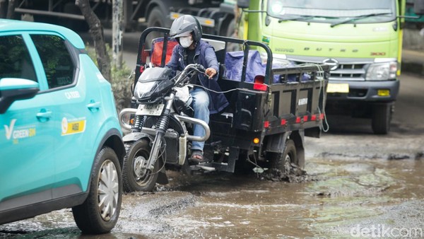 Aspal Rontok, Jalan Mitra Bahari Jadi Ancaman Pengendara