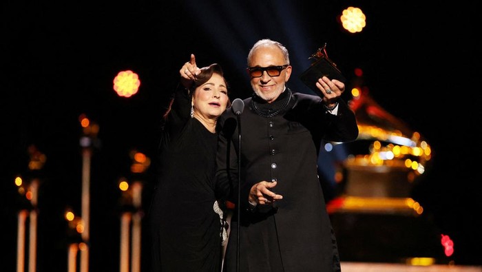 Gloria Estefan and Emilio Estefan accept the Best Tropical Latin Album award for 