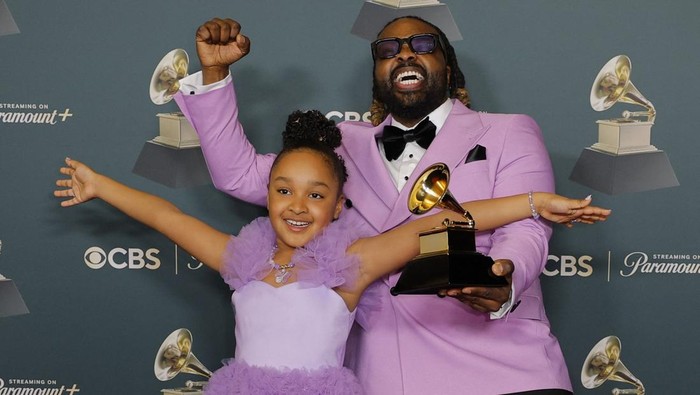 Aura V and FYUTCH, winners of the Best Children's Music Album for 
