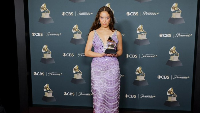 Laufey poses with the Best Traditional Pop Vocal Album award for 