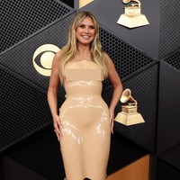 Heidi Klum Pakai Baju Nude Ketat di Grammy 2026, Susah Jalan di Karpet Merah