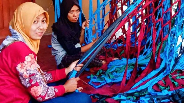 Ayunan yang dibuat dari limbah sisa konveksi di Indramayu