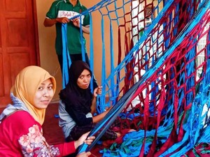 Merajut Asa dari Kain Sisa, Kisah Keluarga Cardim di Indramayu