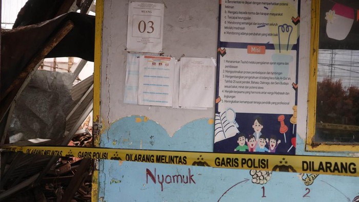 Foto udara kondisi ruang kelas ambruk di Madrasah Ibtidaiyah Miftahul Falah, Gunungputri, Kabupaten Bogor,Jawa Barat, Senin (2/2/2026). Ambruknya atap bangunan sekolah tersebut terjadi pada Minggu (1/2/2026) akibat kondisi bangunan yang sudah lapuk dan tidak terawat, sementara siswa diliburkan dan belajar secara daring. ANTARA FOTO/Yulius Satria Wijaya