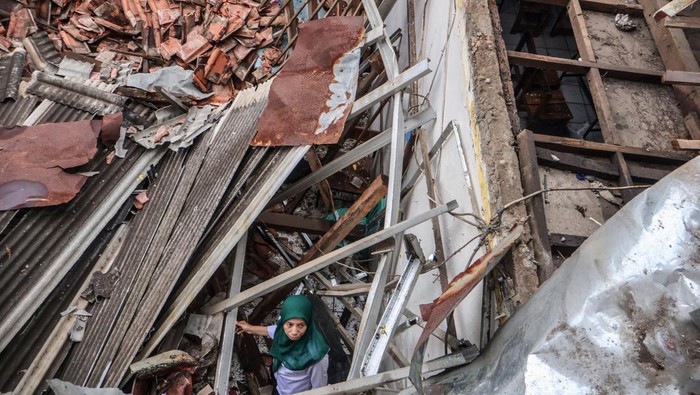 Foto udara kondisi ruang kelas ambruk di Madrasah Ibtidaiyah Miftahul Falah, Gunungputri, Kabupaten Bogor,Jawa Barat, Senin (2/2/2026). Ambruknya atap bangunan sekolah tersebut terjadi pada Minggu (1/2/2026) akibat kondisi bangunan yang sudah lapuk dan tidak terawat, sementara siswa diliburkan dan belajar secara daring. ANTARA FOTO/Yulius Satria Wijaya